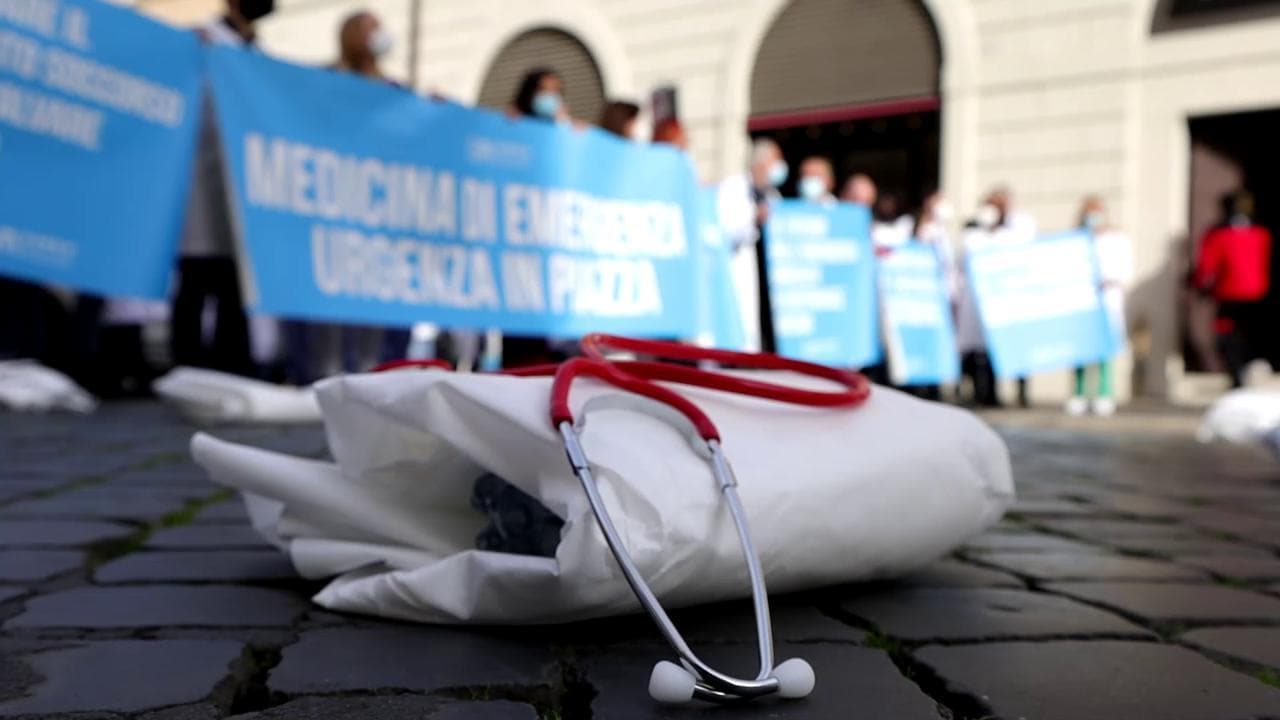 Sanità, medici e infermieri in piazza: "Manca il 30% di personale, questo è un pericolo per tutti"