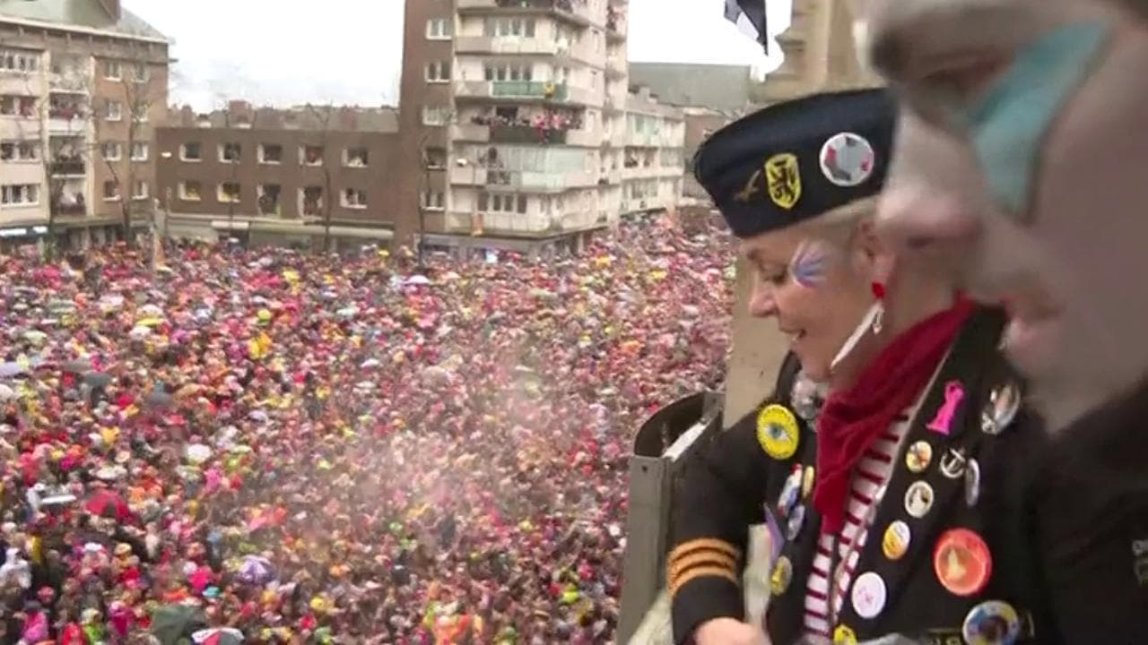 Carnevale di Dunkerque, a centinaia in piazza per assistere al tradizionale lancio delle aringhe