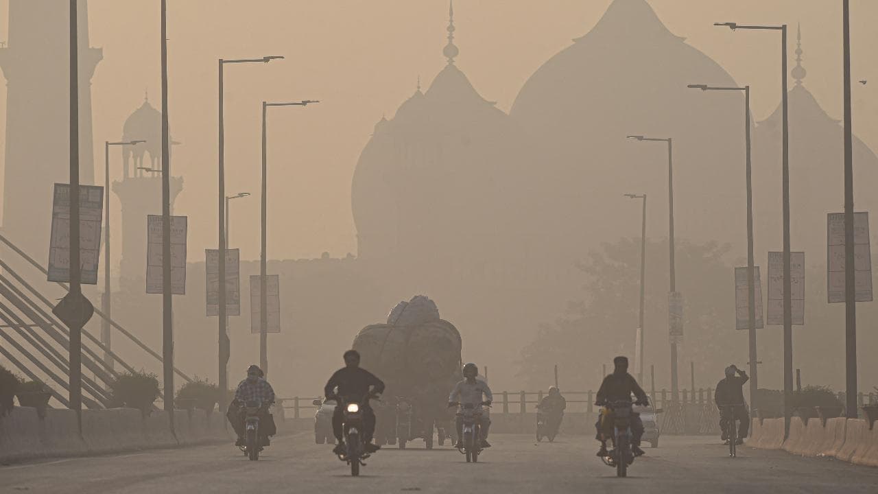 Cielo grigio, aria pesante e assenza di luce: Lahore è la città più inquinata del mondo