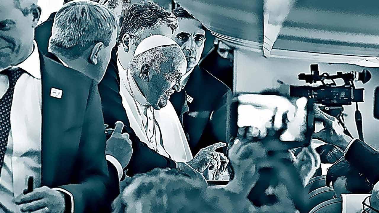No Vax, Papa Francesco: "Negazionisti anche tra i cardinali, uno è ricoverato poverino"