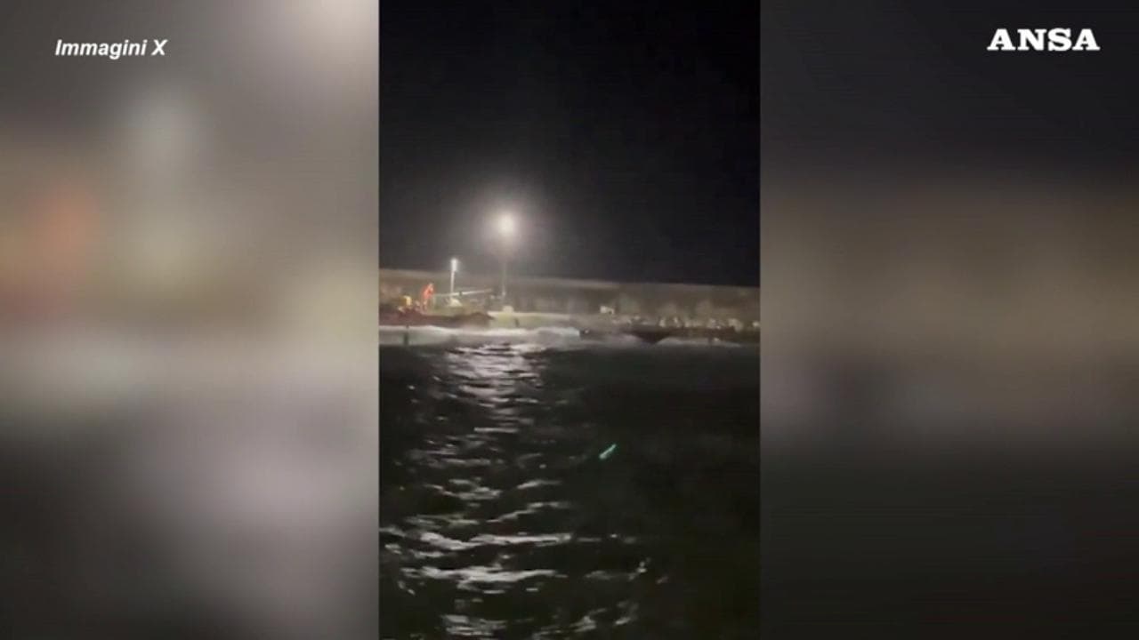 Spagna, lancia dei narcos sperona motovedetta: la fuga dal porto di Barbate