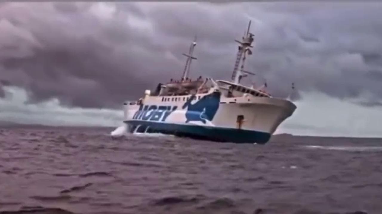 Traghetto Moby in avaria nelle Bocche di Bonifacio: le immagini della nave in balia delle onde