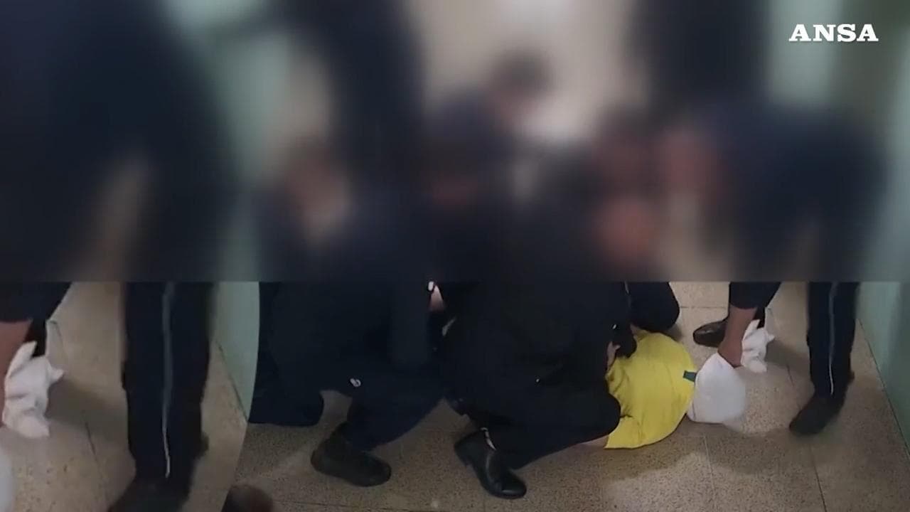 Detenuto incappucciato e picchiato: il video del pestaggio nel carcere di Reggio Emilia