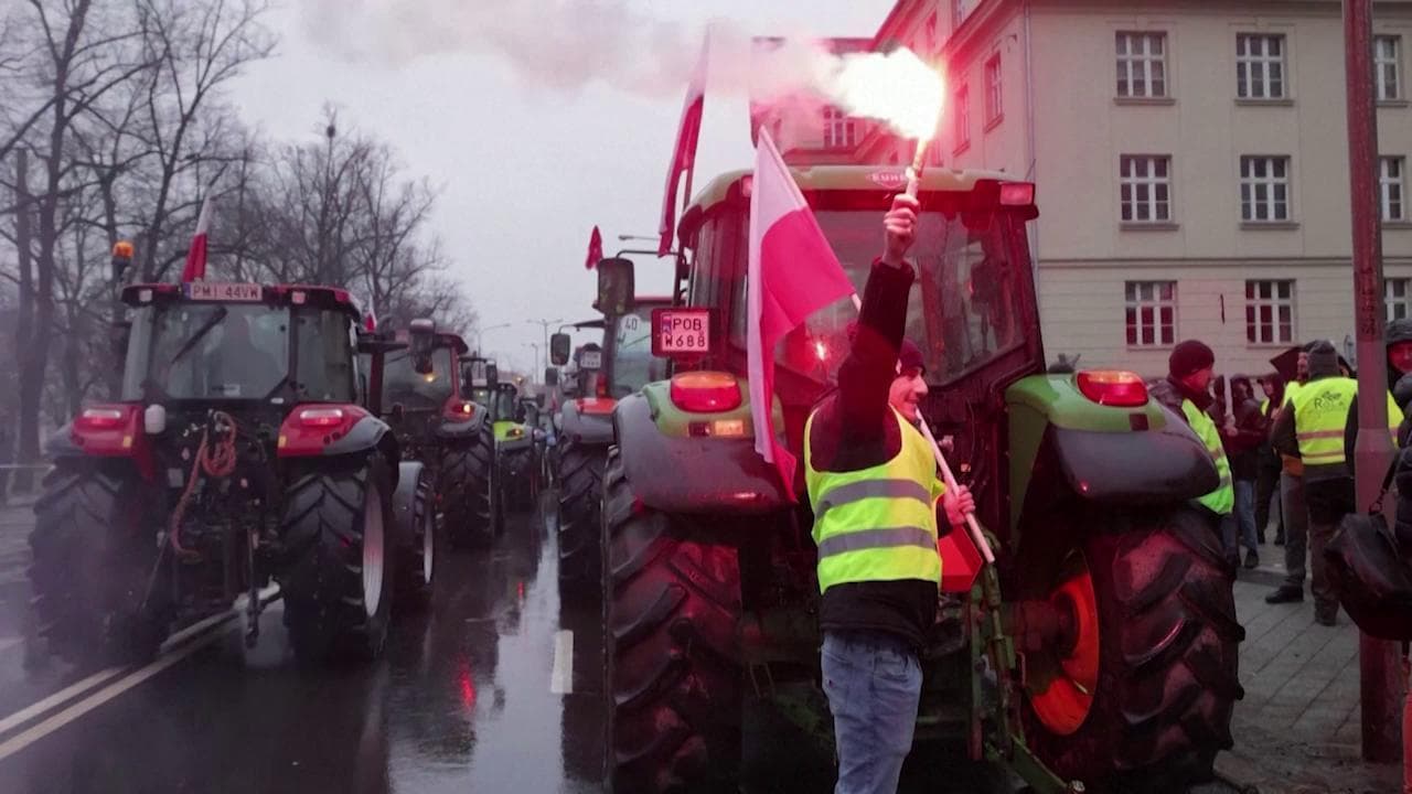 Protesta trattori, in Polonia bloccano le strade contro Ue e importazioni dall'Ucraina