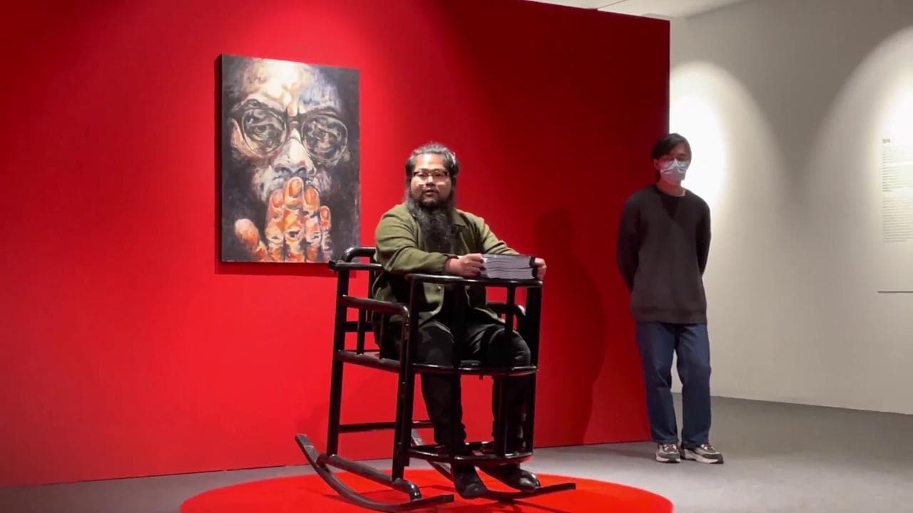 Brescia, la performance di Badiucao: "Tiger chair story time"
