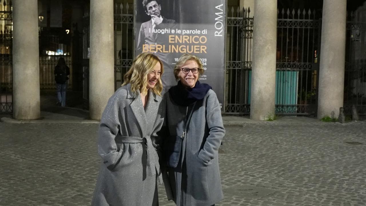 A sorpresa Meloni visita la mostra dedicata a Berlinguer a Roma