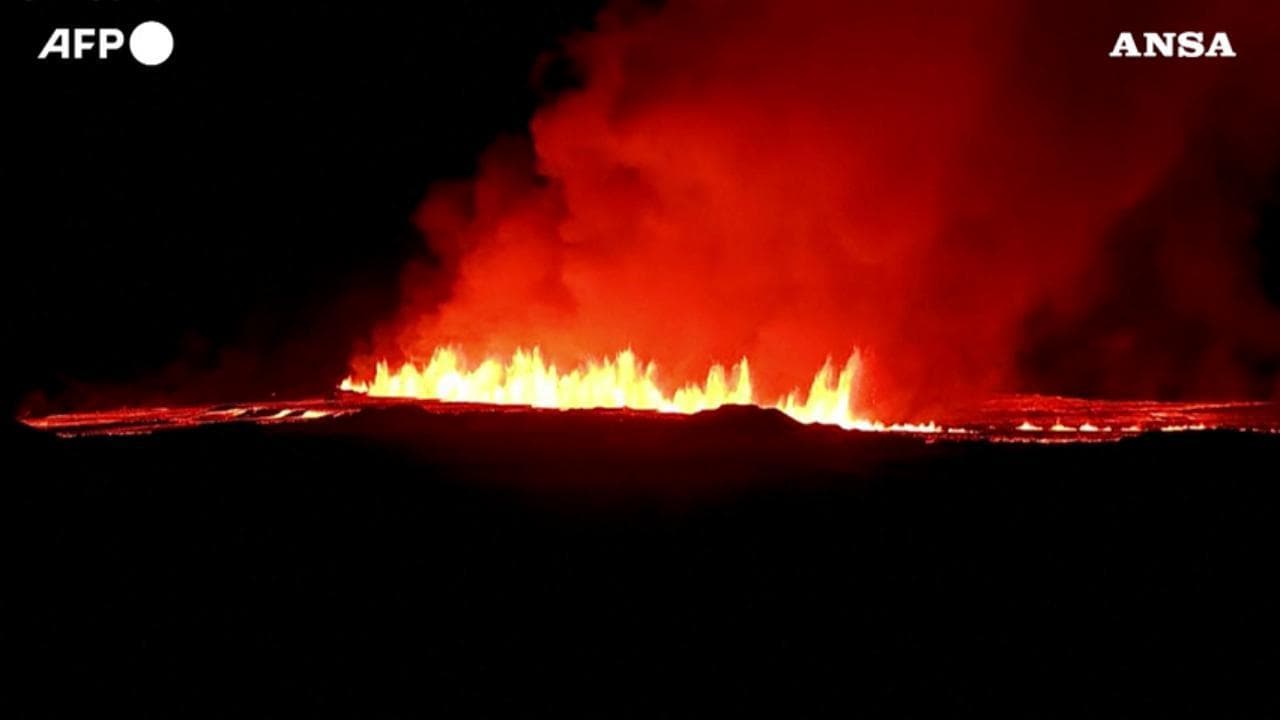 Islanda, nuova eruzione nel sud-ovest del Paese: l'elicottero sorvola il vulcano