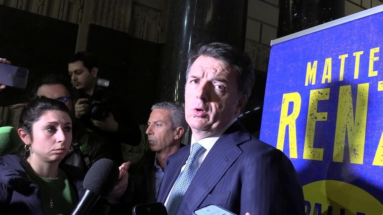 Renzi: "Domani chiederemo le dimissioni del ministro Lollobrigida". Ma rifiuta di mangiare i grilli