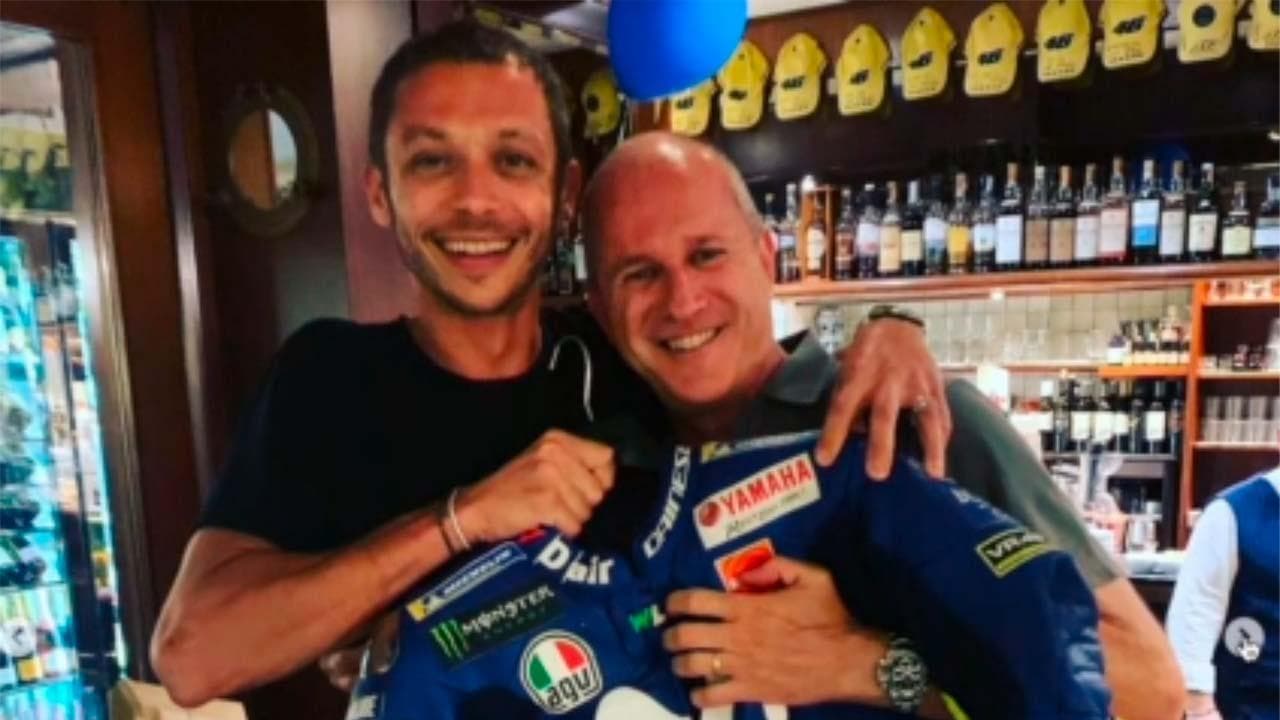 I riti scaramantici di Valentino, entriamo nel bar della sua 'cabala': "Stesso tavolo, stessi amici, stesso drink"