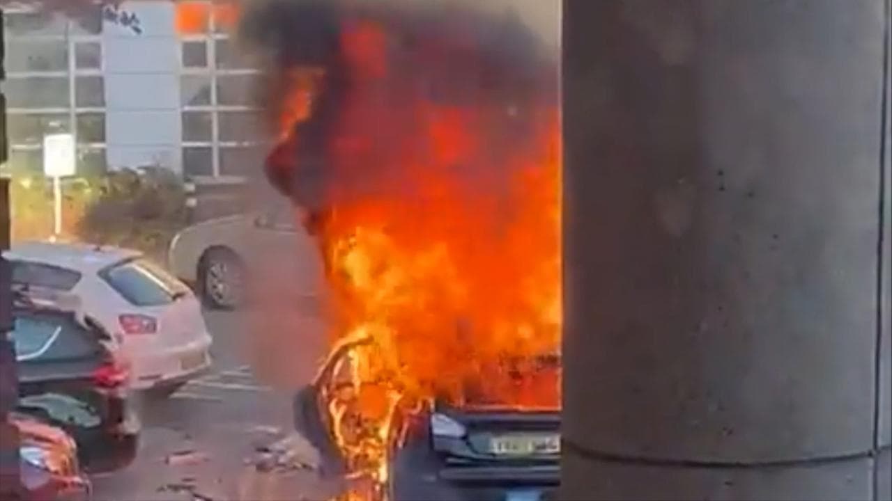 Liverpool, esplode un taxi con un uomo a bordo: l'auto in fiamme