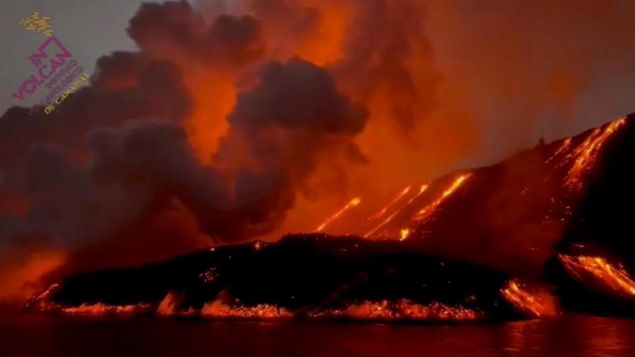 Spagna, la lava del vulcano Cumbre Vieja seppellisce la spiaggia di Los Guirres