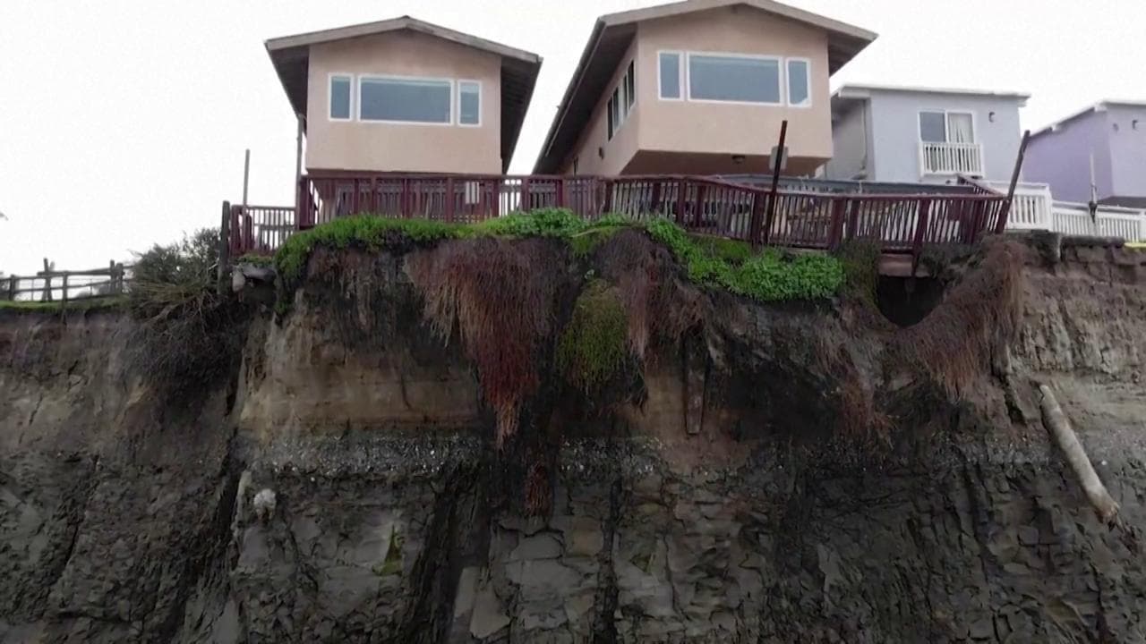 Crolla una scogliera in California: le immagini dal drone dopo l'evacuazione di Isla Vista