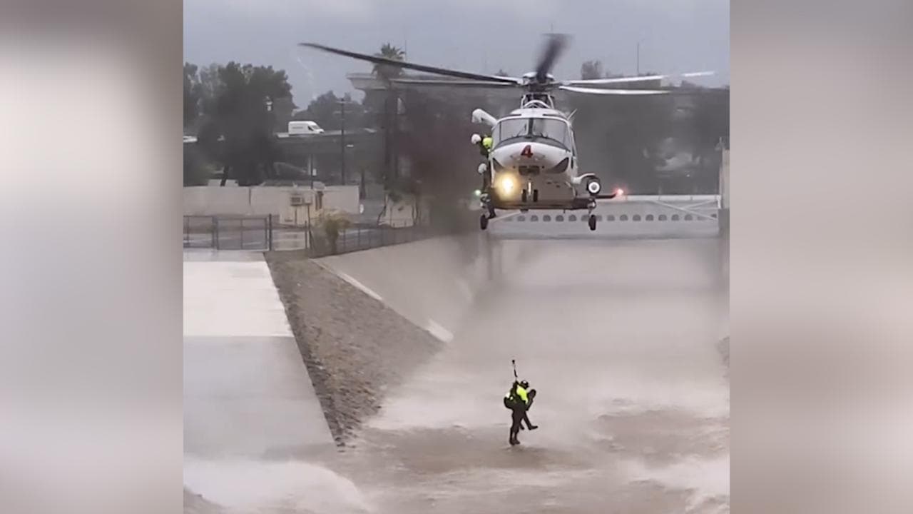 Los Angeles, si tuffa in acqua per salvare il cane: lo spettacolare salvataggio dal fiume in piena