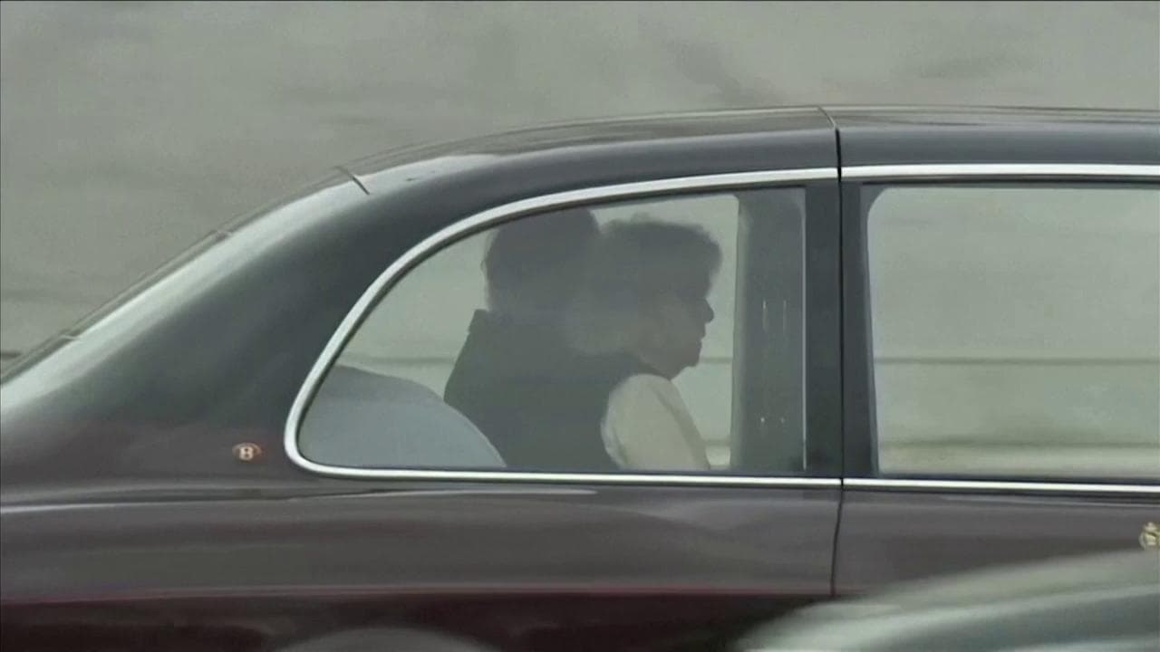 Gb, re Carlo e la regina Camilla lasciano Clarence House a bordo di una Bentley reale