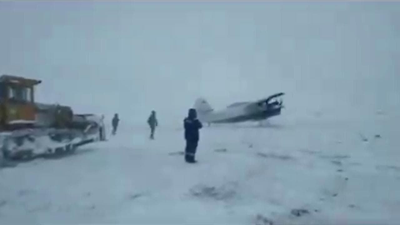 Siberia, forti venti e pista ghiacciata: l'aereo riesce ad atterrare così