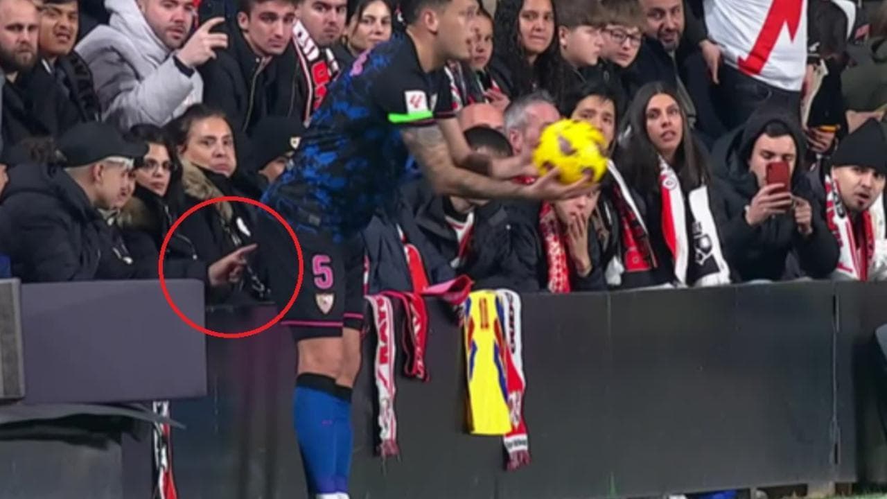 La molestia sul campo da calcio in diretta tv: Ocampos toccato da un tifoso durante Rayo-Siviglia