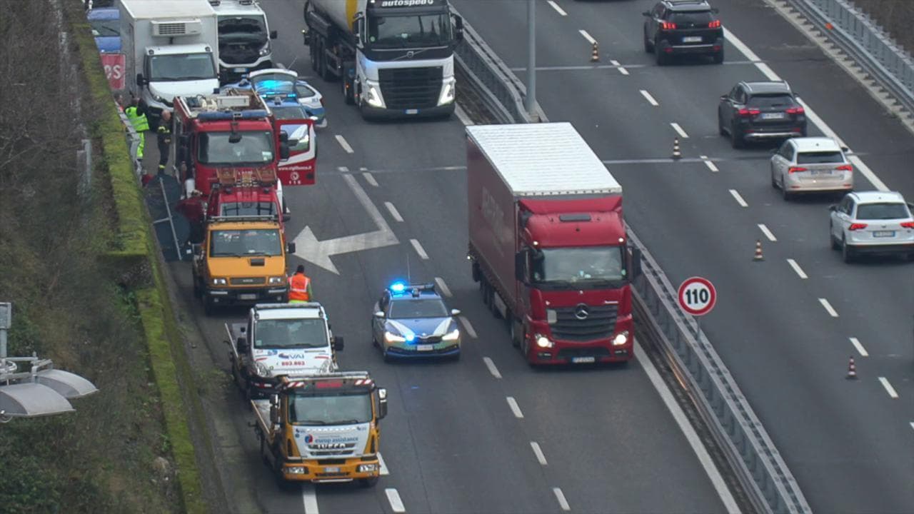 Incidente lungo la A12, una vittima: le operazioni di rimozione dei veicoli