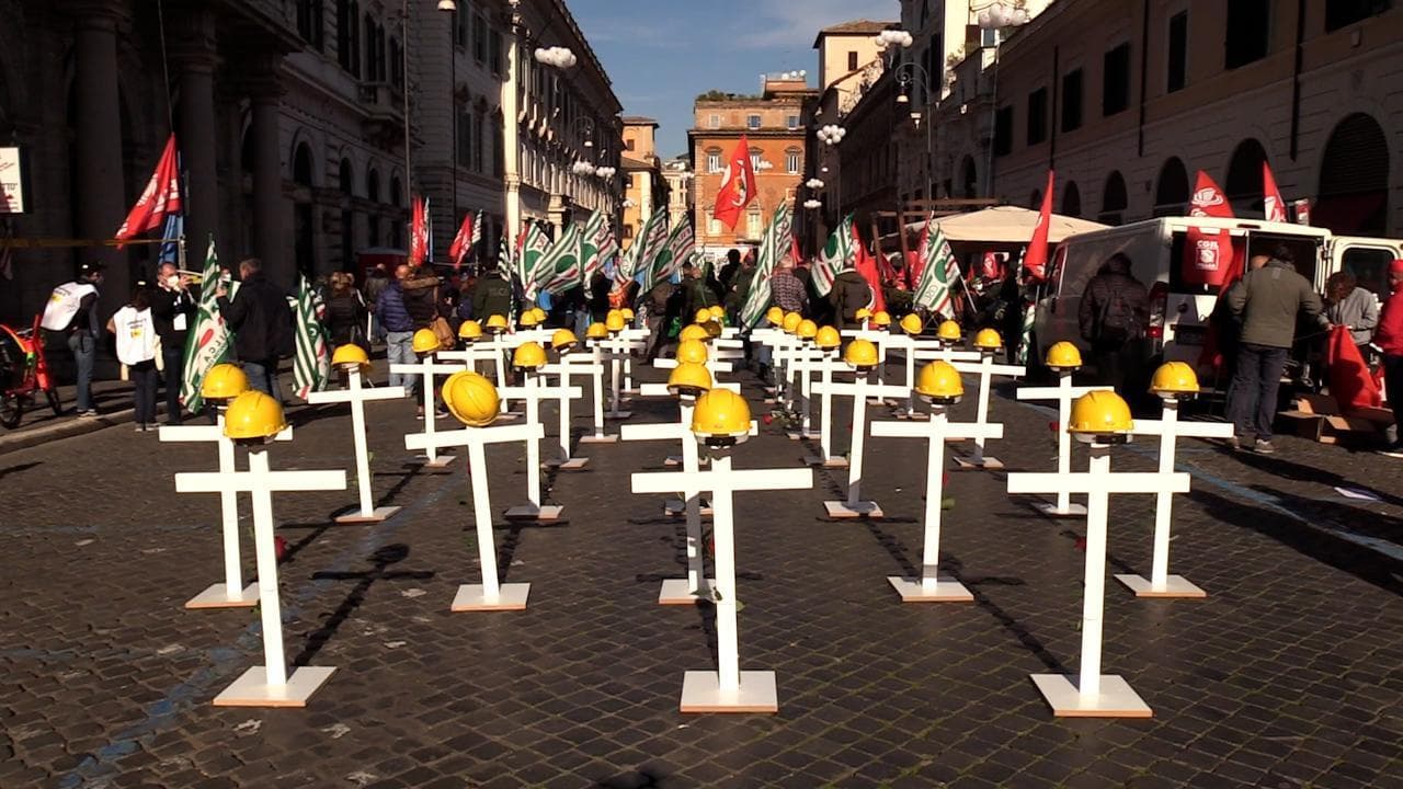 Morti sul lavoro, la manifestazione degli edili a Roma: "A sera vogliamo tornare dalle nostre famiglie. In cantiere si va per vivere, non per morire"