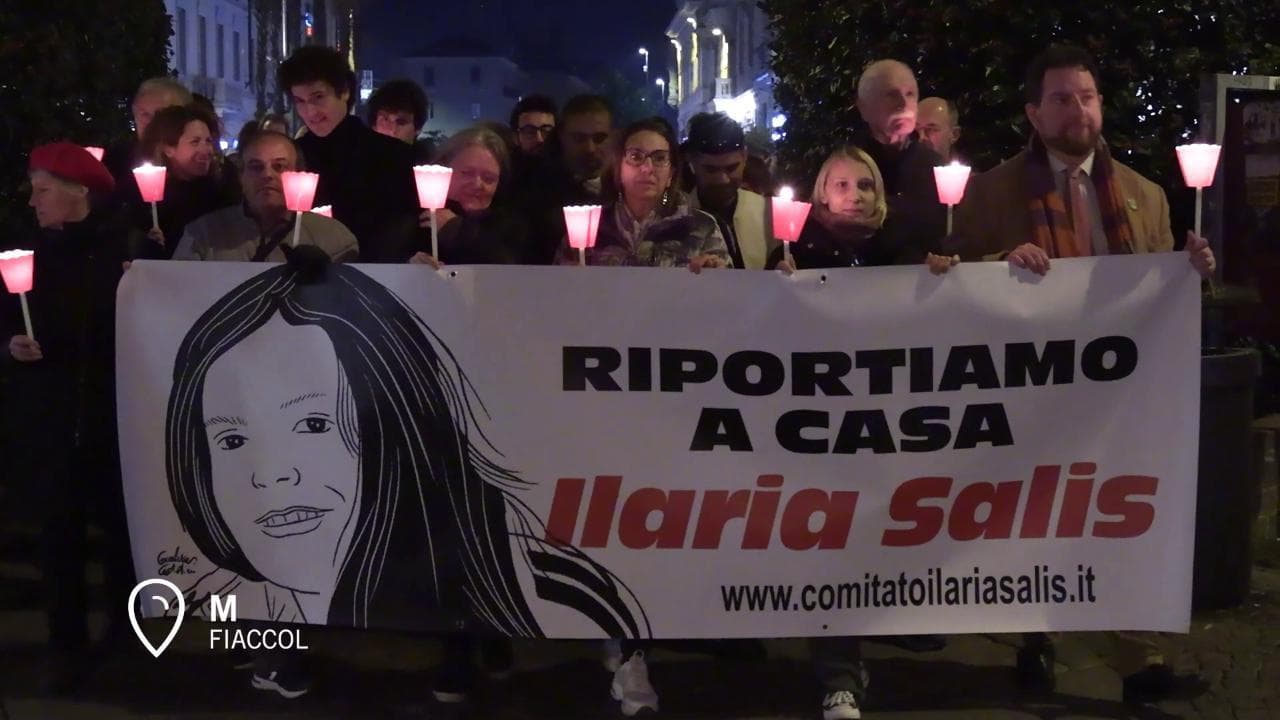 Fiaccolata per Ilaria Salis a Monza: "Indignati dal governo italiano, ma non molliamo"