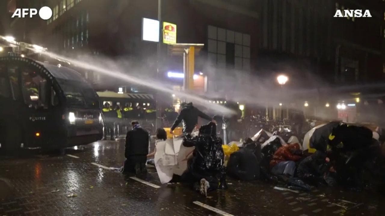 Olanda, scontri e proteste dopo il varo del lockdown: la polizia usa gli idranti sui manifestanti