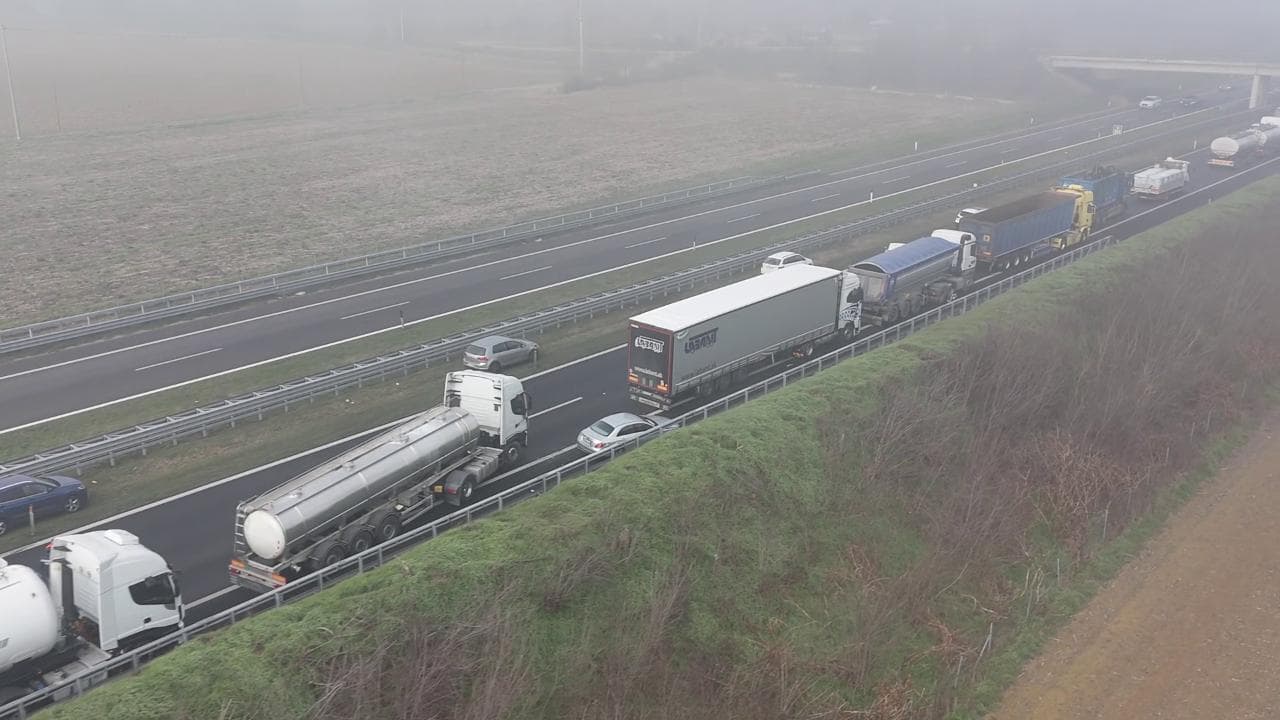 Tamponamenti sulla a 21 a causa della fitta nebbia: le immagini dal drone