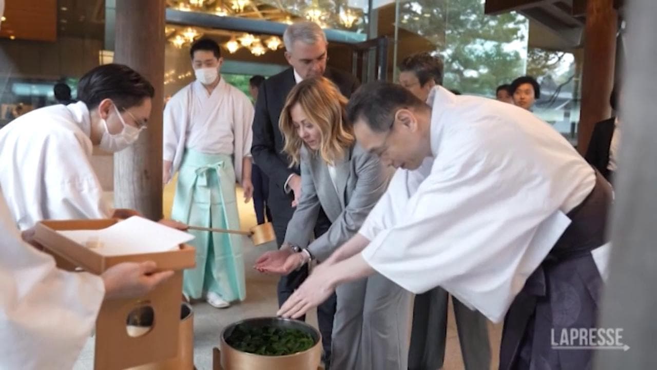Meloni in Giappone, la premier visita il tempio Meiji di Tokyo: il rituale nel santuario shintoista