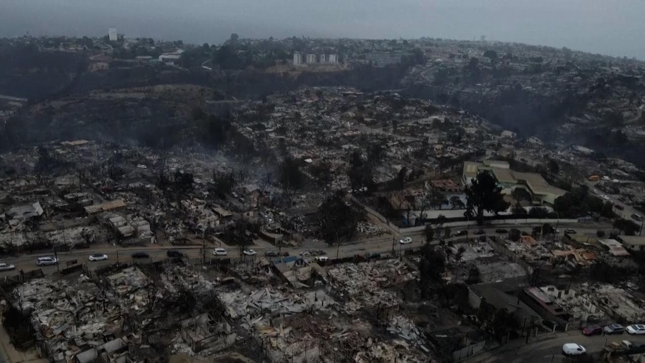 Cile, incendi: interi quartieri distrutti a Viña del Mar. Le immagini dal drone