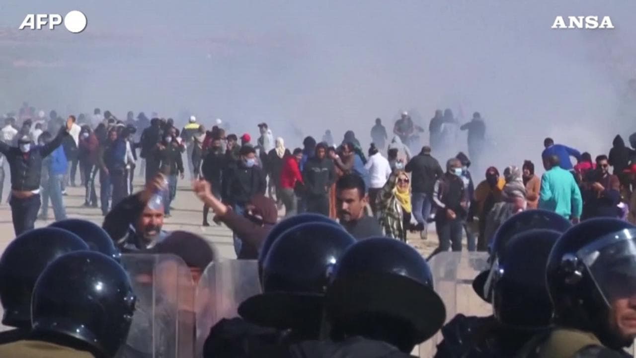 Tunisia, scontri tra manifestanti e polizia ad Agareb