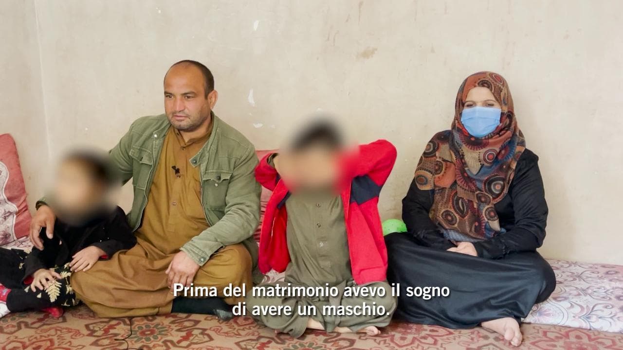 Kabul, la piccola 'bacha posh': "Sono una bambina travestita da maschio, così lavoro con il mio papà"