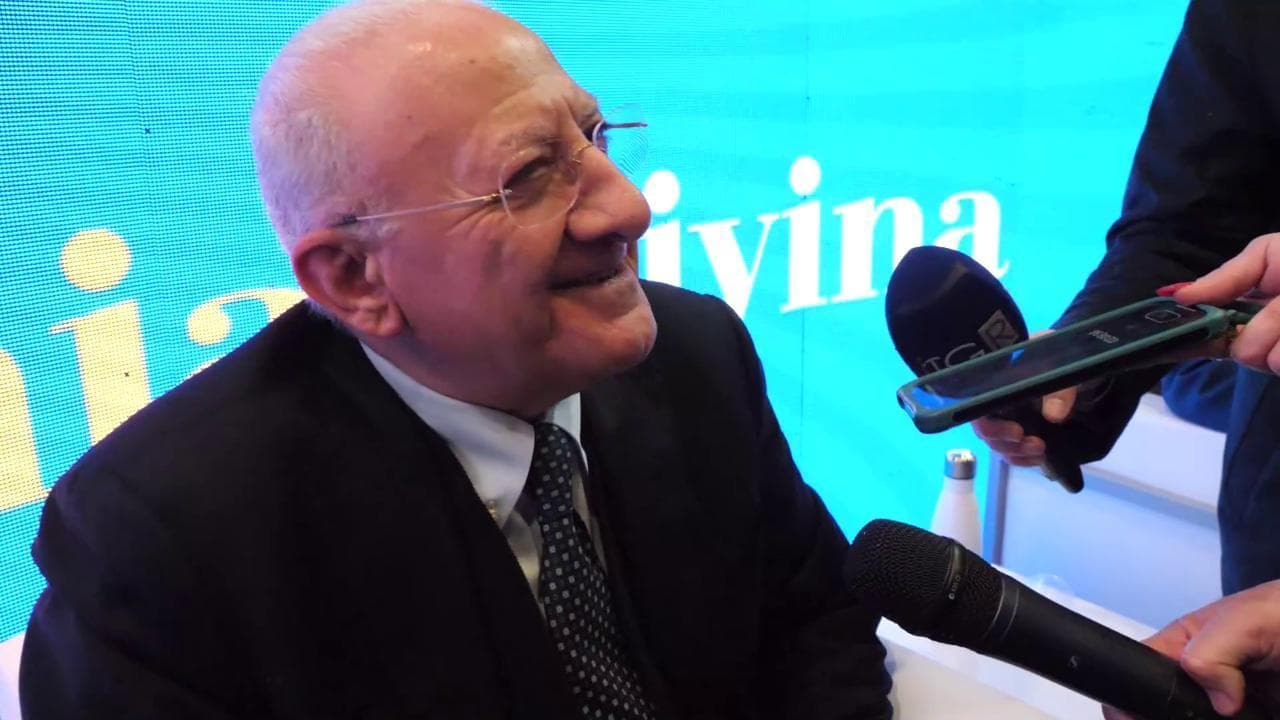 La reazione-show del presidente De Luca quando gli chiediamo di assaggiare i grilli