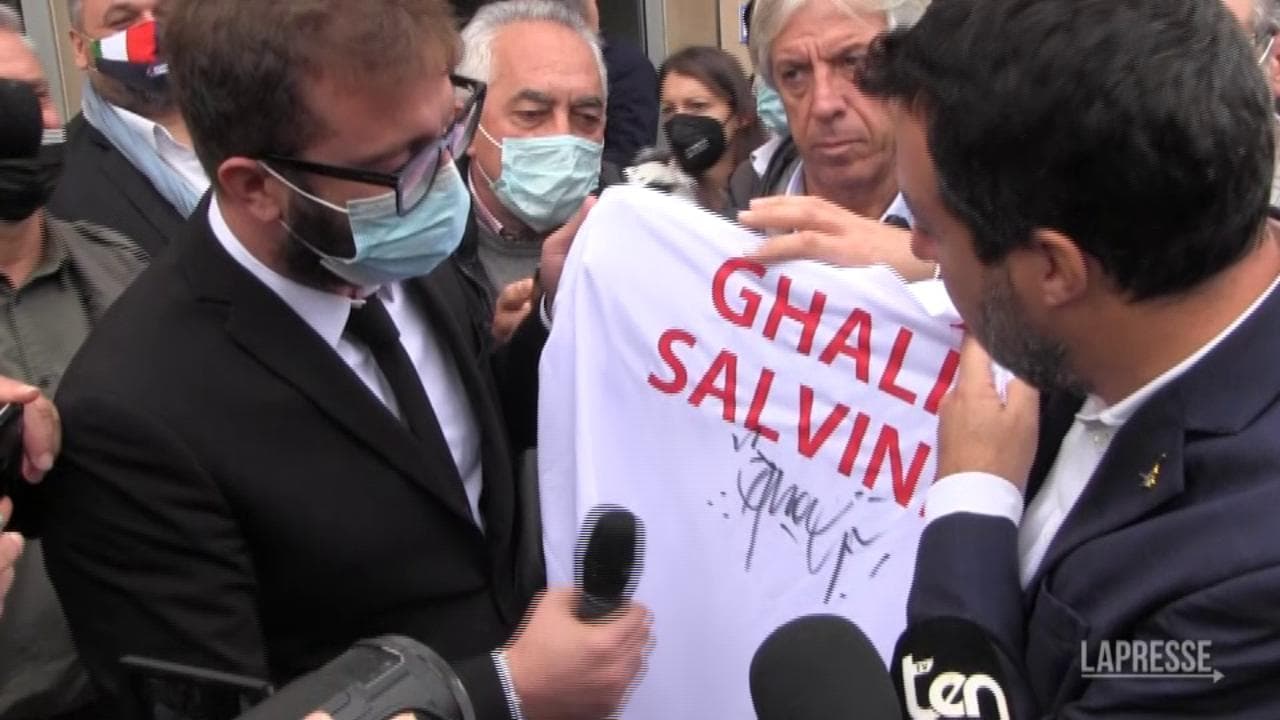 Ghali e Salvini fanno pace: il rapper regala al leader della Lega la maglia della nazionale tunisina