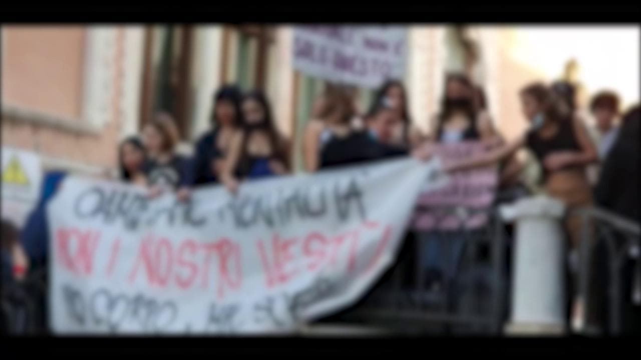 Venezia, la protesta delle studentesse dopo il divieto del top sportivo in palestra
