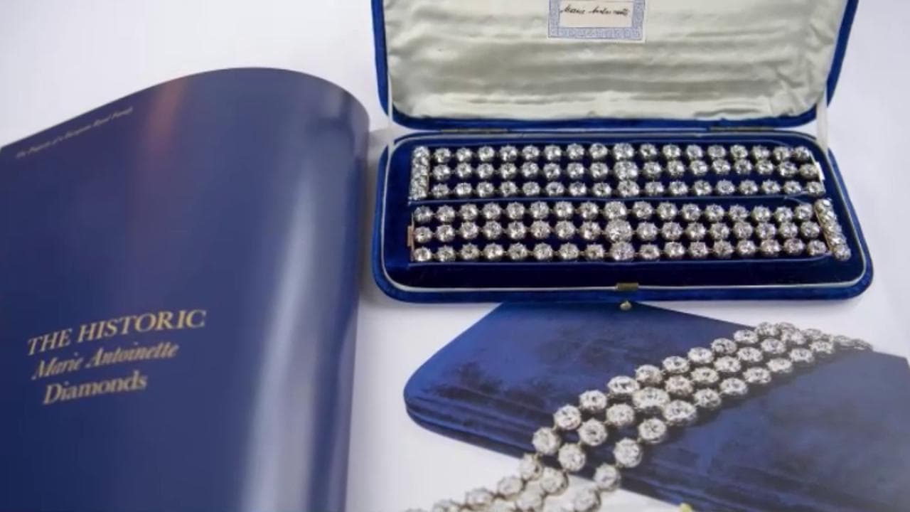Ecco i bracciali di diamante di Maria Antonietta venduti all'asta per 8,2 milioni di dollari