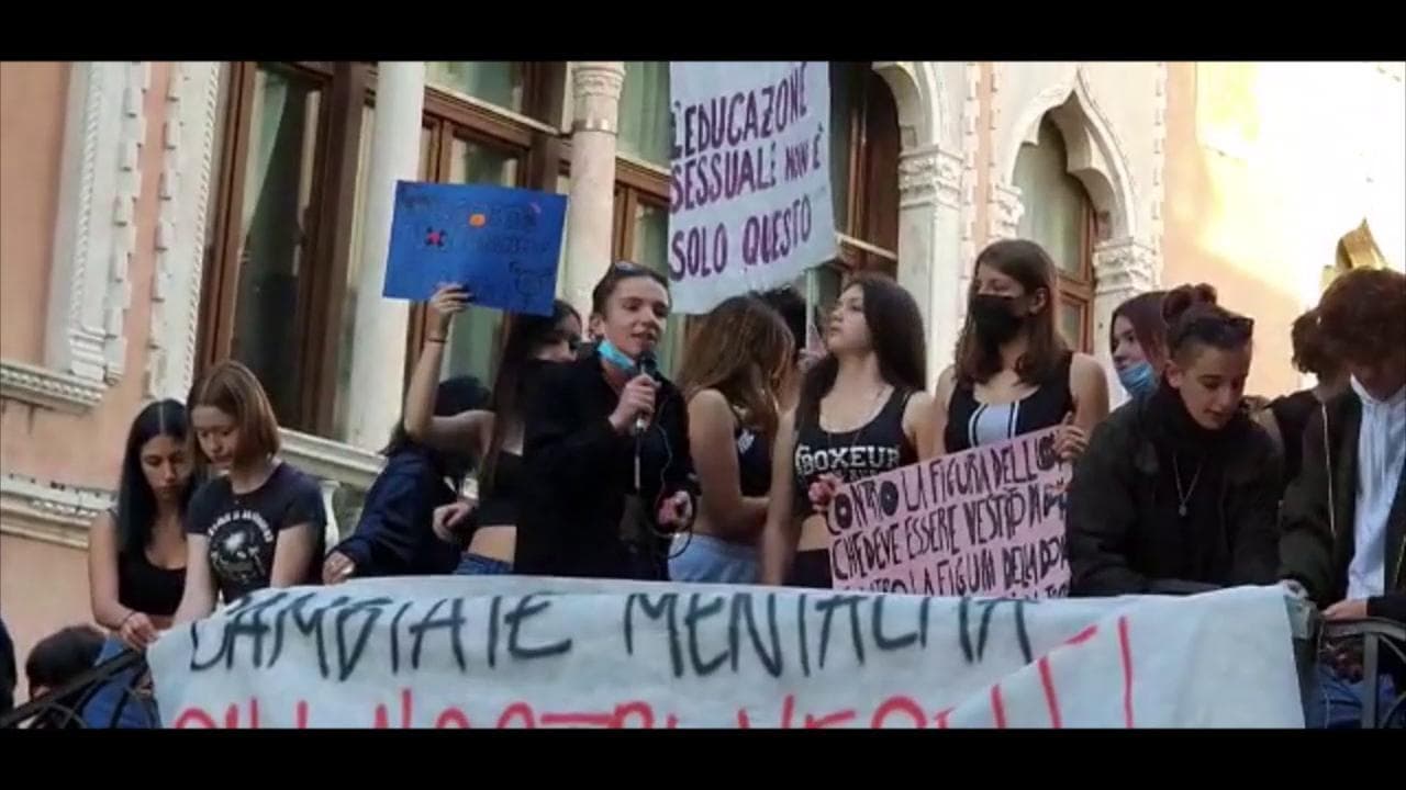 A Venezia la protesta delle studentesse dopo il diveto a indossare il top sportivo in palestra