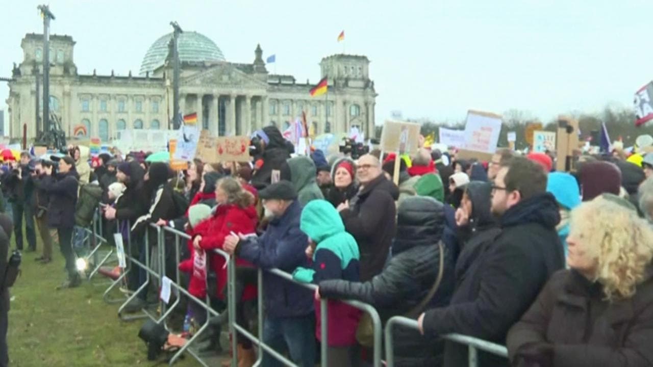 Germania, in 150mila a Berlino contro l'estrema destra