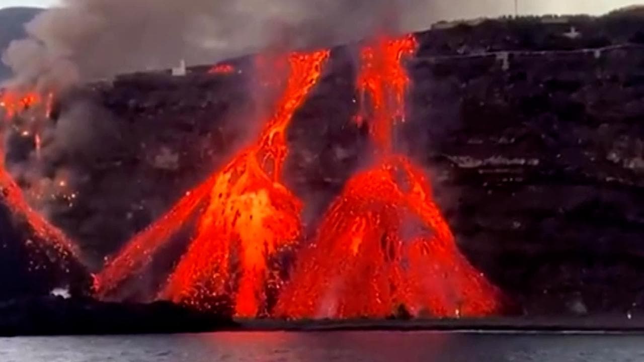 Cumbre Vieja, nuove colate di lava raggiungono il mare a La Palma: cresce l'isola di roccia vulcanica