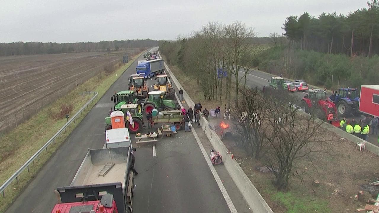 Protesta dei trattori, gli agricoltori olandesi si uniscono a quelli belgi per bloccare il confine