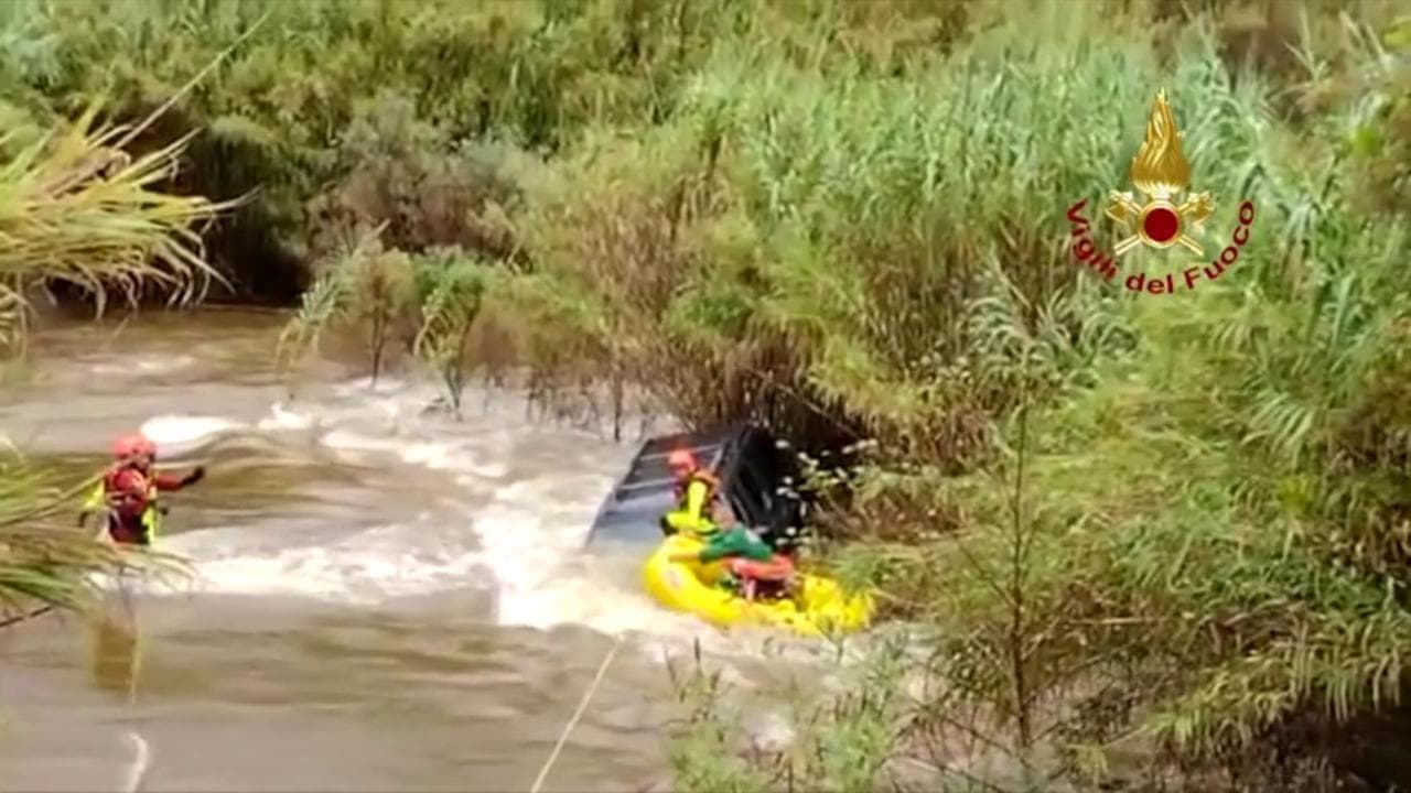 Sardegna, finisce con il fuoristrada in un fiume: salvato con un gommone