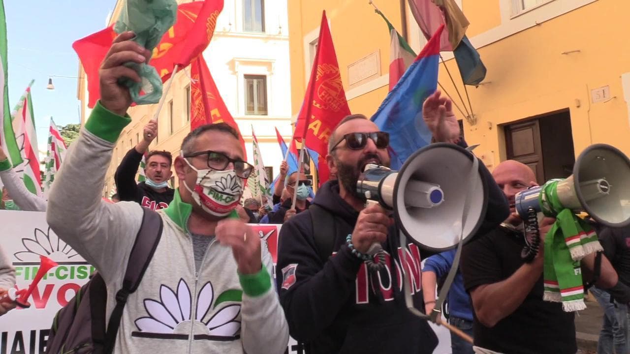 Roma, corteo ex Ilva: "Chiediamo salute e lavoro, parlano di transizione ecologica ma è un bla bla bla"