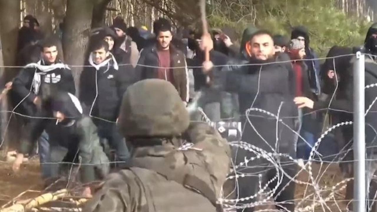 Polonia, l'assedio dei migranti al confine: i tentativi di sfondare la barriera di filo spinato