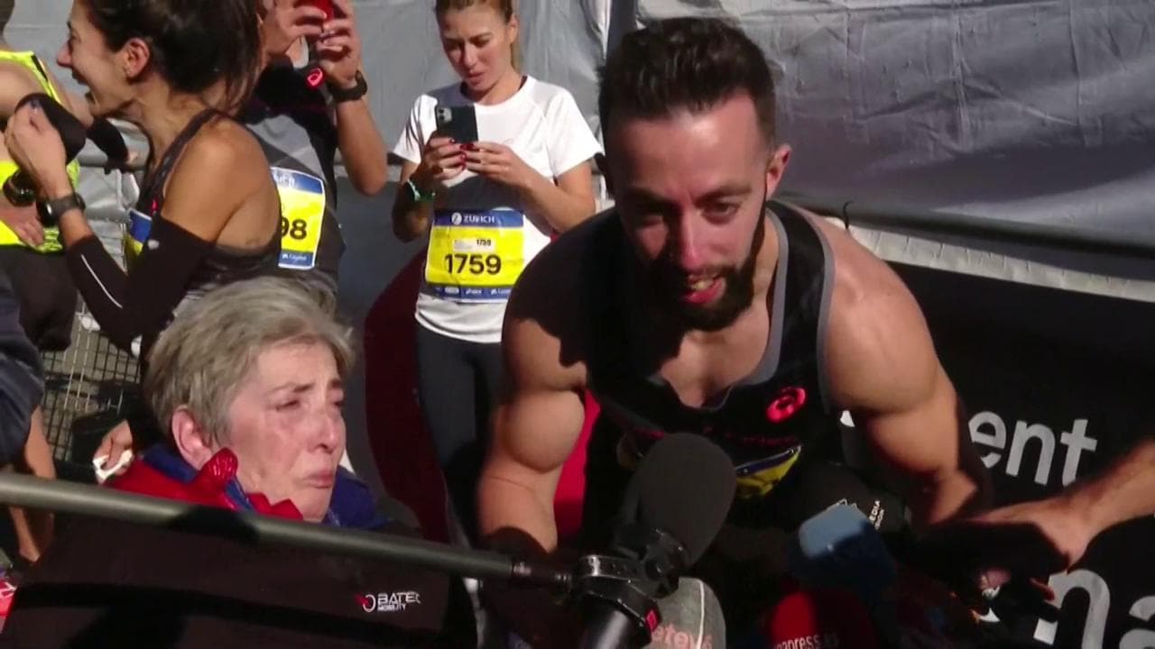 Barcellona, fa il record della maratona spingendo per tutta la gara  la madre sulla sedia a rotelle