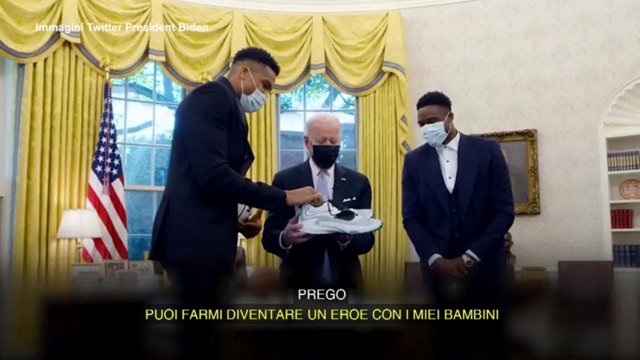 "Non credo che il 52½ mi basti": le scarpe autografate di Antetokounmpo sono troppo grandi per Biden