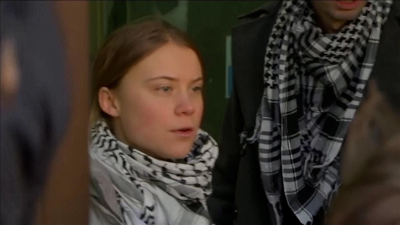 Londra, Greta Thumberg a processo: l'attivista arriva in tribunale e sorride ai sostenitori