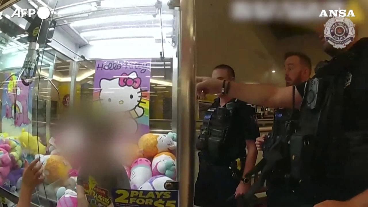 Australia, bambino entra in una macchina artiglio e rimane incastrato: il salvataggio