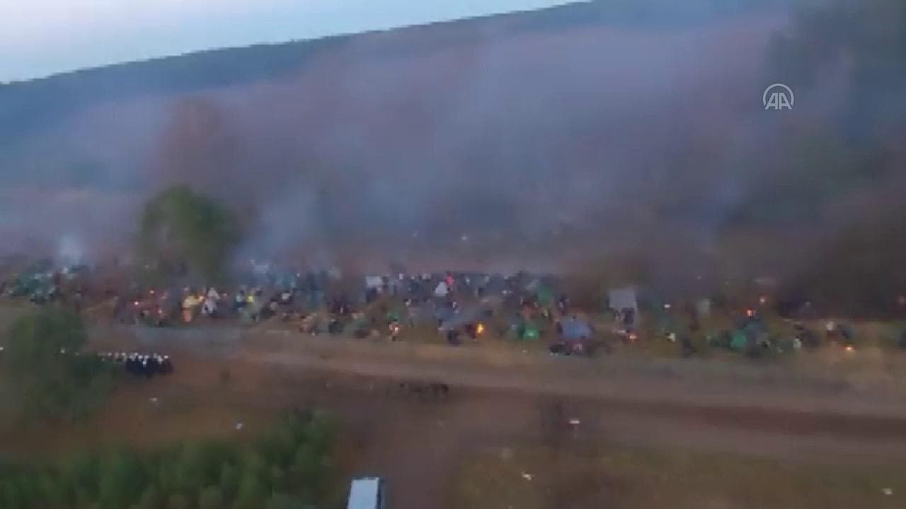Polonia, continua la crisi dei migranti: in migliaia affollano il confine con la Bielorussia