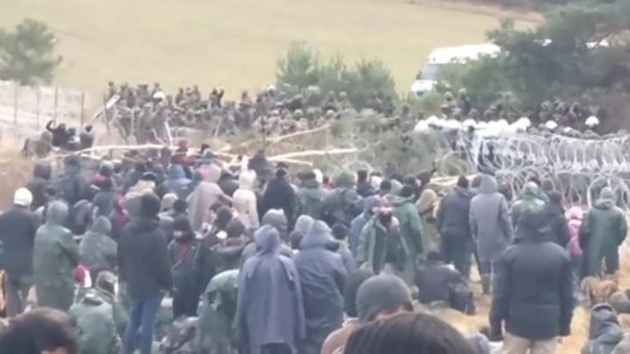 Polonia, violenti scontri con i migranti che cercano di entrare dal confine bielorusso