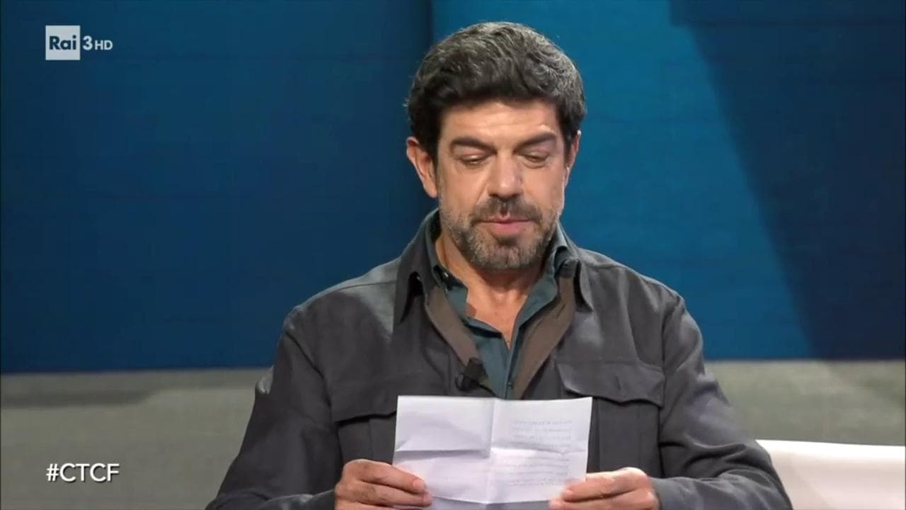 Pierfrancesco Favino e l'esilarante dimostrazione d'inglese: "The cat is on the table"