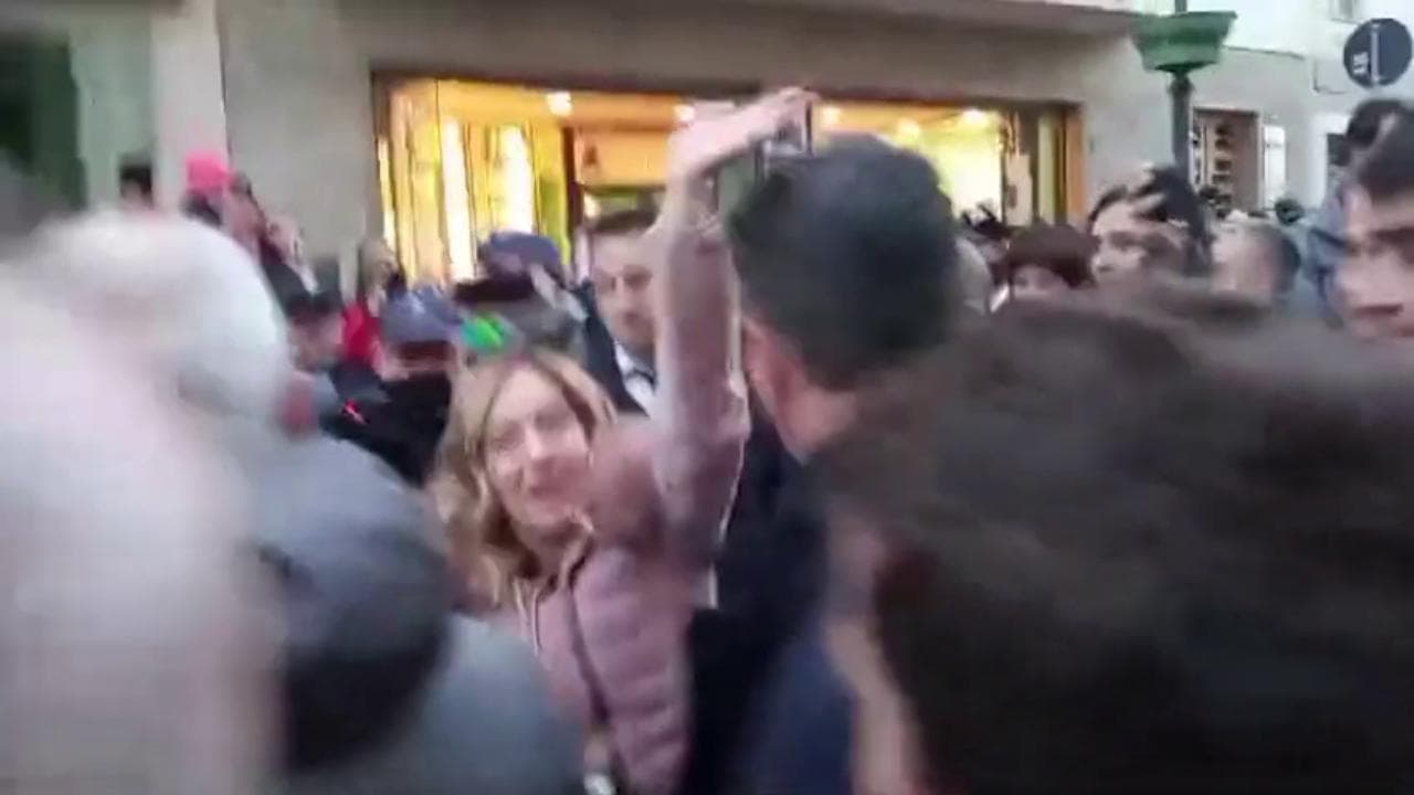 Giorgia Meloni contestata ad Aosta: attiviste intonano "Bella ciao" al passaggio della premier