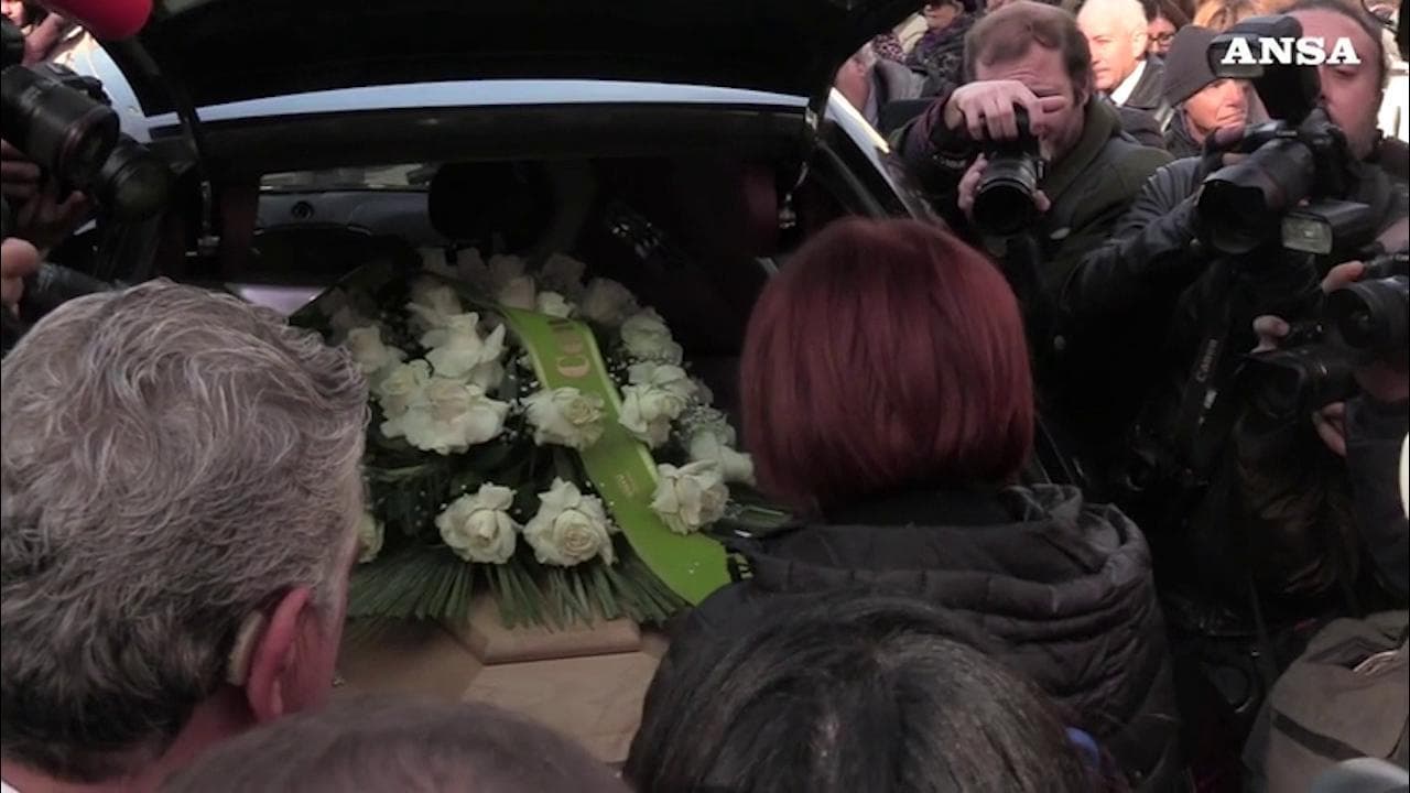 Funerali Sandra Milo, il feretro dell'attrice lascia la chiesa tra gli applausi