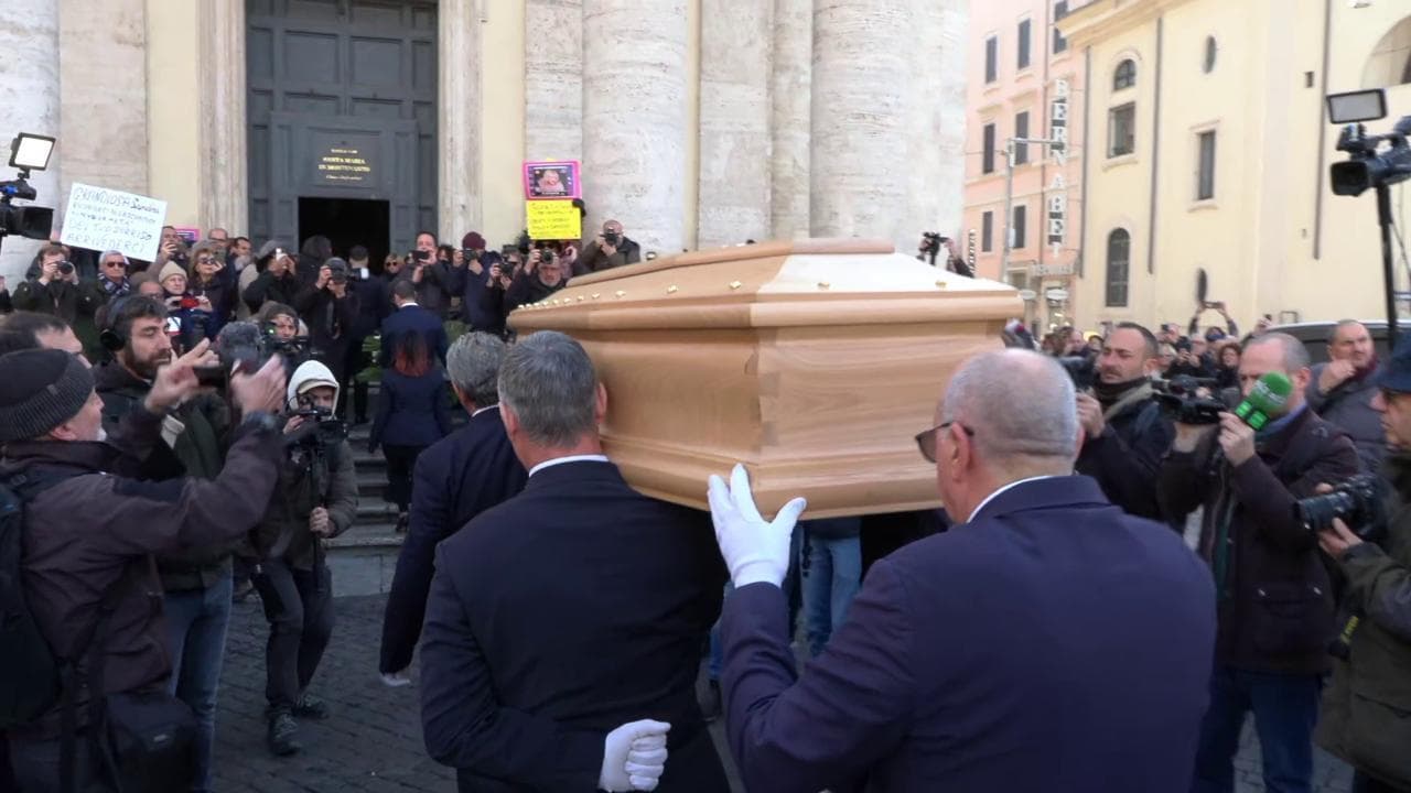 Funerali di Sandra Milo a Roma, l'arrivo del feretro nella Chiesa degli artisti